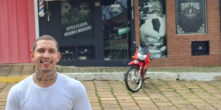 VÍDEO: Carna Hilário agita foliões com roda de samba no domingo