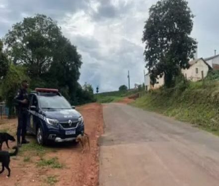Homem tenta colocar fogo em colchão onde esposa e filhos dormiam