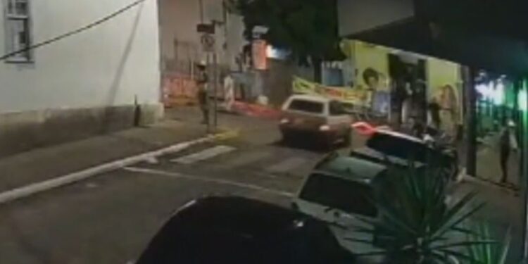 VÍDEO| Veja o exato momento em que carro invade Carnaval em Carmo do Rio Claro