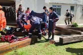 TRAGÉDIA – Estrutura de parquinho cai e mata menina de 10 anos