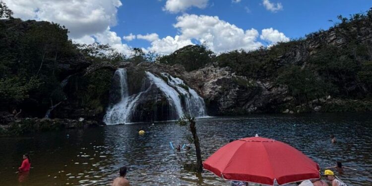 Homem morre ao salvar a filha em cachoeira de São João Batista do Glória MG