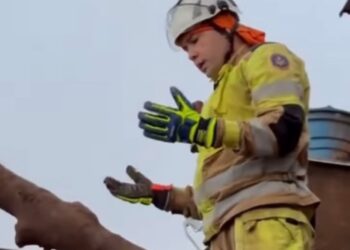 VÍDEO emocionante mostra bombeiros em prece antes de buscas por crianças soterradas