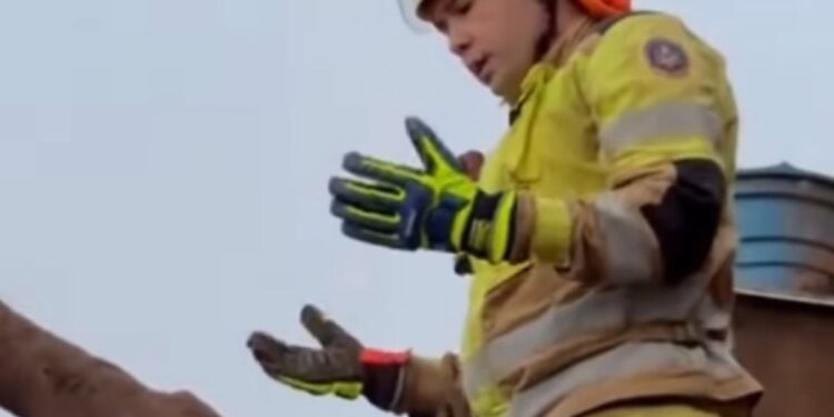 VÍDEO emocionante mostra bombeiros em prece antes de buscas por crianças soterradas
