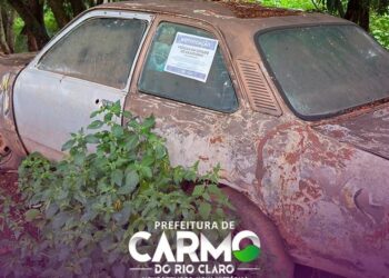 Prefeitura de Carmo notifica lotes sujos e carros abandonados