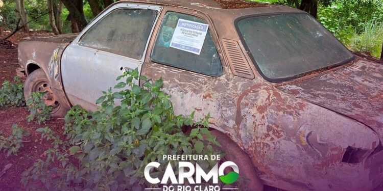 Prefeitura de Carmo notifica lotes sujos e carros abandonados