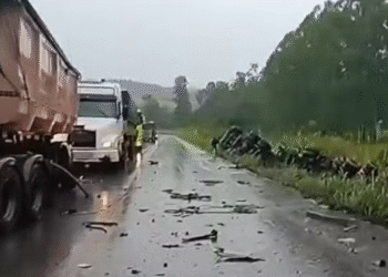 Acidente entre duas carretas tira a vida de motorista na BR-354