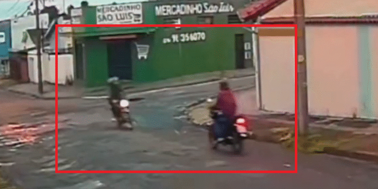 VÍDEO FORTE: Batida frontal entre motocicletas deixa vítima gravemente ferida