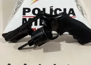 PM apreende revólver e prende suspeito em Boa Esperança (MG)
