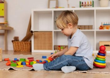 Professora é acusada de trancar criança com autismo em armário de escola