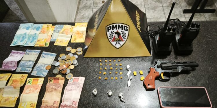 PM prende suspeito de tráfico e apreende drogas em São José da Barra (MG)