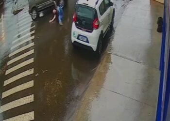 VÍDEO | Mulher é atingida por carro na faixa de pedestres no Centro de Monte Belo(MG)