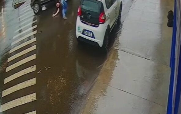 VÍDEO | Mulher é atingida por carro na faixa de pedestres no Centro de Monte Belo(MG)