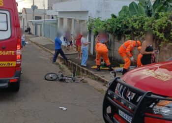 Acidente entre carro e bicicleta deixa dois jovens feridos no Jardim São Carlos, em Alfenas (MG)