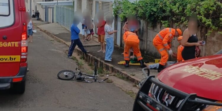 Acidente entre carro e bicicleta deixa dois jovens feridos no Jardim São Carlos, em Alfenas (MG)
