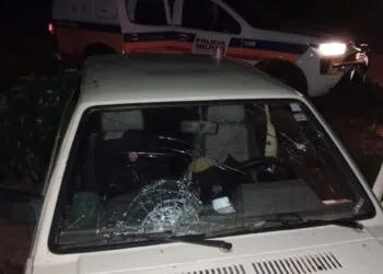 VÍDEO | URGENTE- Veículo invade área do Carnaval em Carmo do Rio Claro; seguranças e PMs agem rapidamente, tiros são disparados