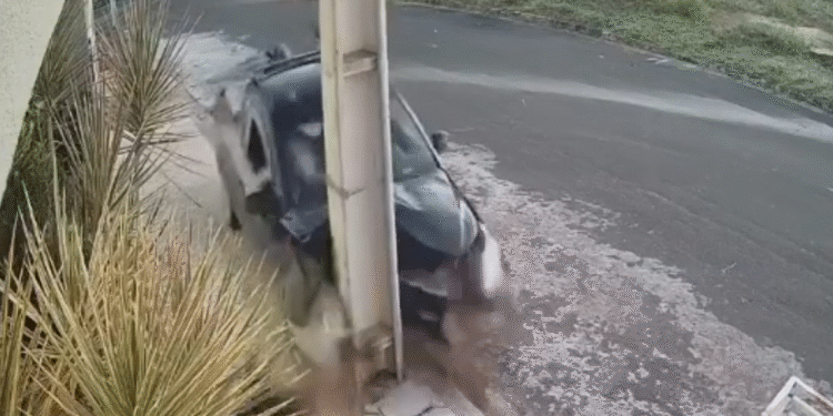 VÍDEO | Motorista perde controle e atinge poste em São José da Barra (MG)