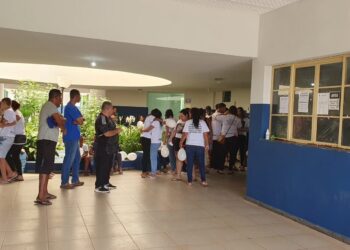 Velório de adolescente morta a tiros em padaria é marcado por comoção e revolta