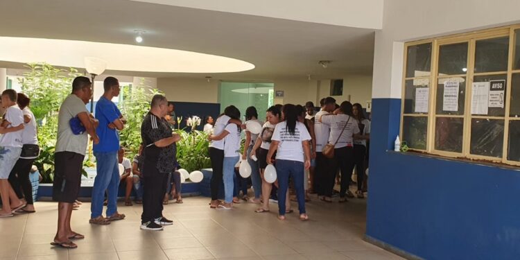 Velório de adolescente morta a tiros em padaria é marcado por comoção e revolta