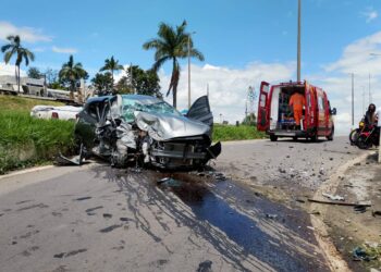 Veículo colide contra muro e deixa duas feridas