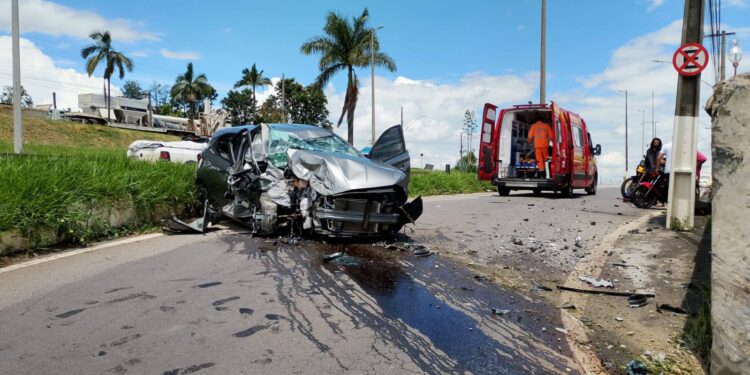 Veículo colide contra muro e deixa duas feridas