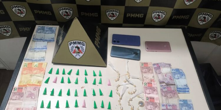 Operação da PM apreende drogas e quatro menores em Campos Gerais (MG)