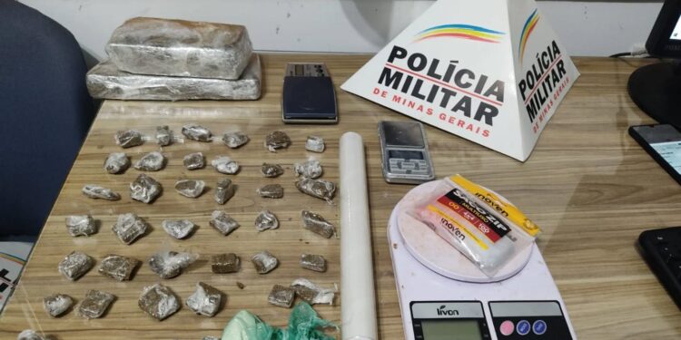 Adolescente é apreendido com drogas e materiais para embalo em Alfenas (MG)