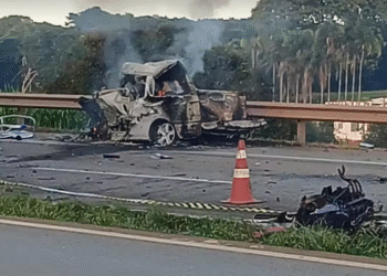 Quatro pessoas morrem e uma fica gravemente ferida em acidente entre caminhonete e duas carretas na BR-381