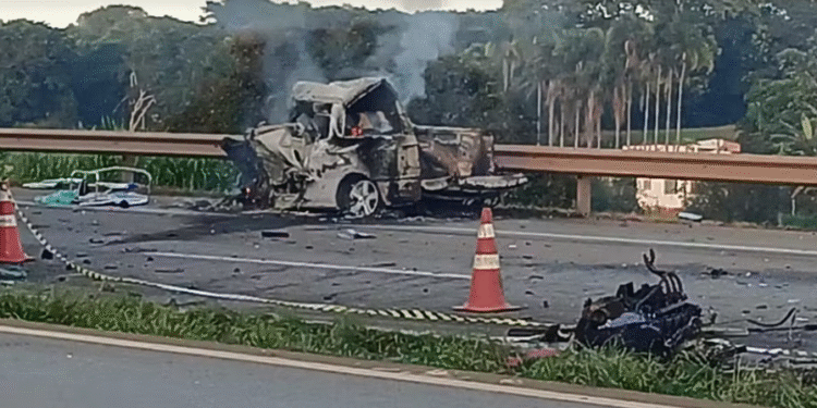 Quatro pessoas morrem e uma fica gravemente ferida em acidente entre caminhonete e duas carretas na BR-381