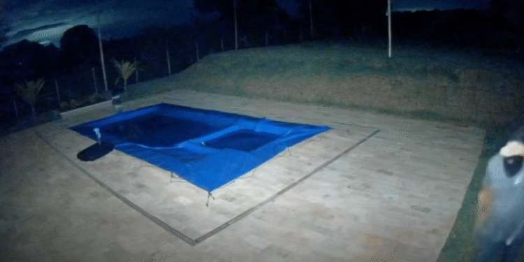 VÍDEO: Câmeras flagram invasão em propriedade na zona rural