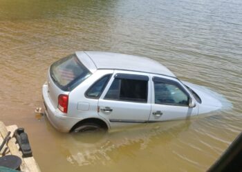 Veículo vai parar dentro da água no Porto do Itaci, em Carmo do Rio Claro (MG)