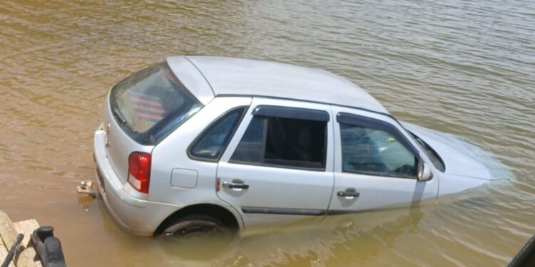 Veículo vai parar dentro da água no Porto do Itaci, em Carmo do Rio Claro (MG)