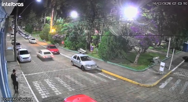EXCLUSIVO | Novas imagens mostram Gol branco em alta velocidade após invasão ao Carmo Folia em Carmo do Rio Claro
