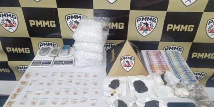 Operação policial termina em uma prisão, apreensão de adolescente e diversas drogas em Passos