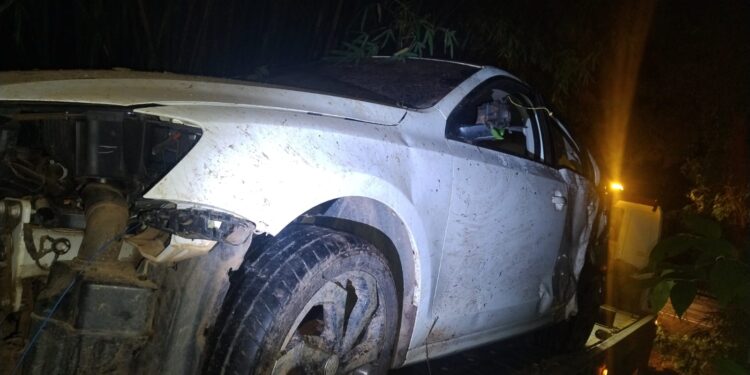 Motorista perde controle após desviar de ultrapassagem proibida na MG-179