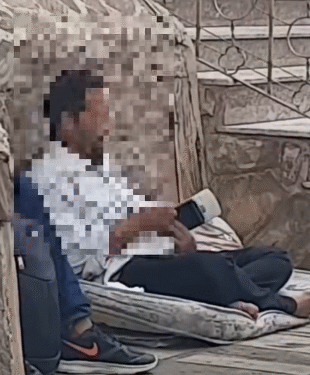 VÍDEO: Morador flagra homem em situação de rua usando maquininha de cartão