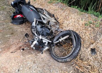 Motociclista fica ferido após colisão com caminhão na MGC-267