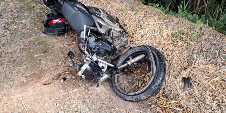 Motociclista fica ferido após colisão com caminhão na MGC-267