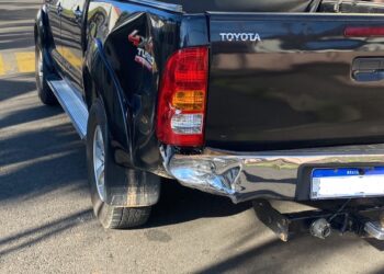 VÍDEO | Câmeras flagram colisão em Carmo e comerciante divulga contato em busca de responsável
