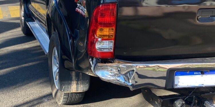 VÍDEO | Câmeras flagram colisão em Carmo e comerciante divulga contato em busca de responsável