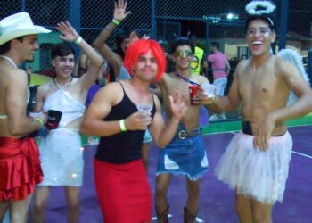 VÍDEO: Com glamour e diversão, Bloco Pererecas de Ouro abre o Carnaval de Carmo do Rio Claro