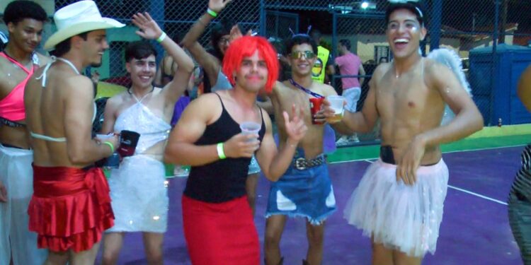 VÍDEO: Com glamour e diversão, Bloco Pererecas de Ouro abre o Carnaval de Carmo do Rio Claro