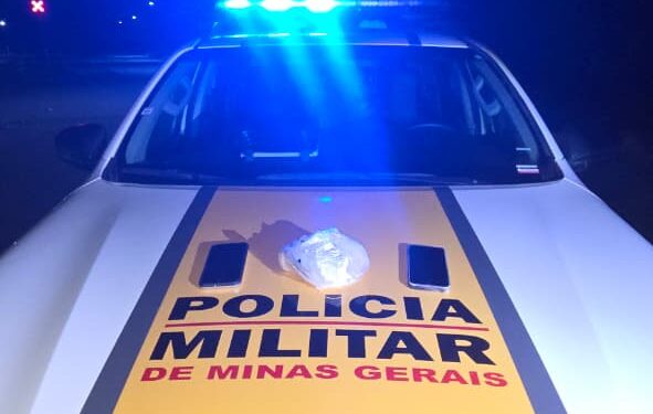 Suspeitos são presos pela PM Rodoviária com pasta base de cocaína na MGC-267