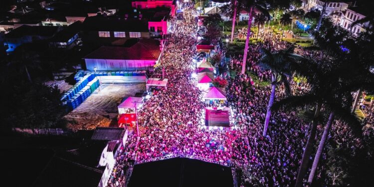 VÍDEO | CountryBeat encerra o Carmo Folia 2026 com show eletrizante