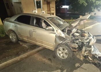 Comerciante fica ferido após colidir carro contra caminhão estacionado em Carmo do Rio Claro (MG)
