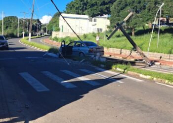 Veículo bate em poste e provoca queda de rede elétrica em Guaxupé (MG)