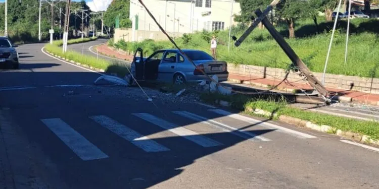 Veículo bate em poste e provoca queda de rede elétrica em Guaxupé (MG)