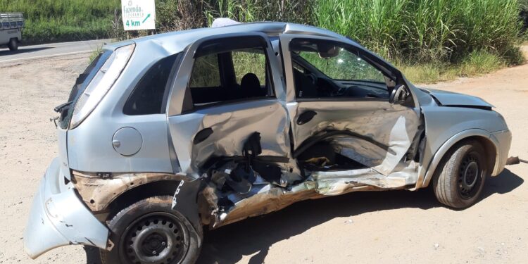 Colisão lateral deixa mulher ferida na MG-179, em Pouso Alegre
