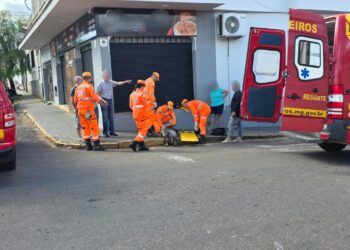 Motociclista fica ferido após colisão com carro no centro de Alfenas