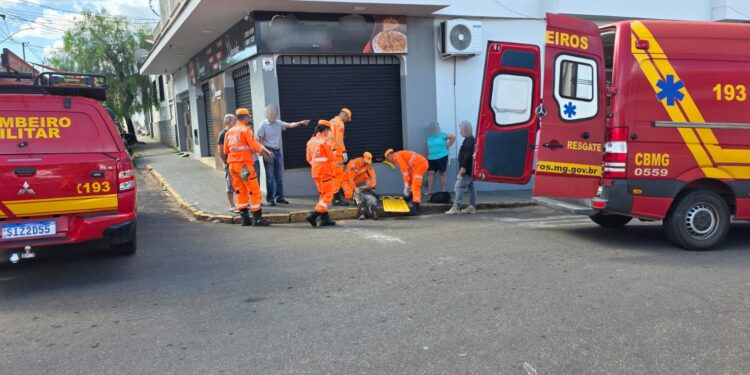 Motociclista fica ferido após colisão com carro no centro de Alfenas