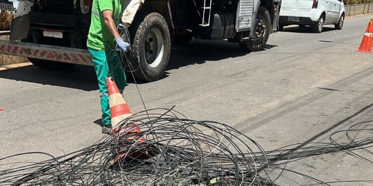 Cemig retira 63,5 toneladas de cabos irregulares em postes de Minas Gerais
